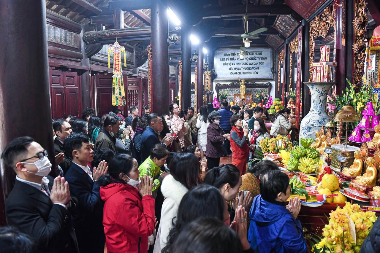 Khách Tây chen chân cùng người dân Hà Nội đổ về đền, chùa mùng 1 Tết - 5