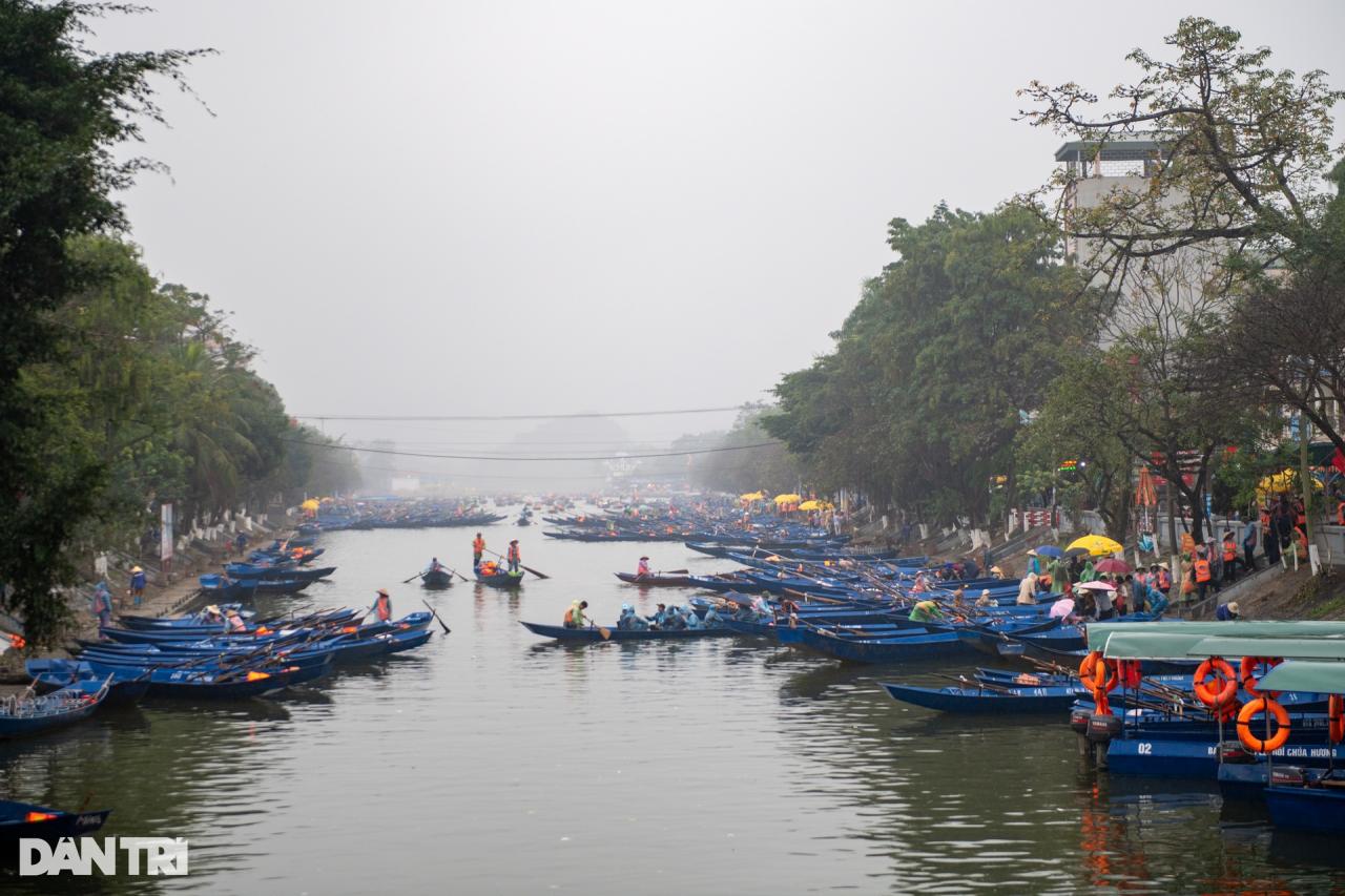 Hàng vạn người dân và du khách đội mưa về khai hội chùa Hương - 2