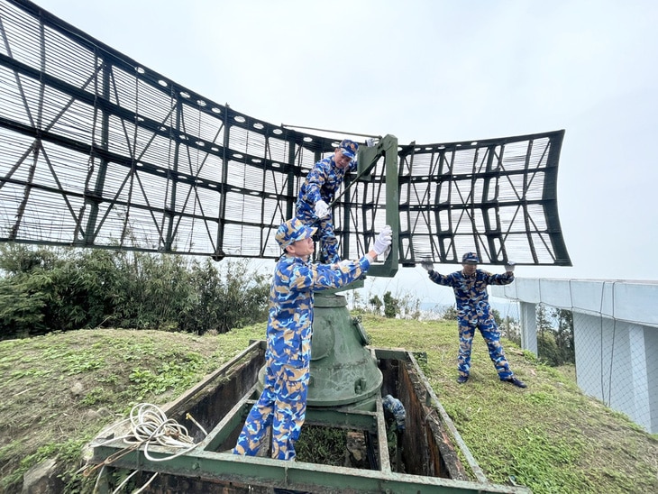 Các chiến sĩ bảo dưỡng giàn radar trạm 485 - Ảnh: VĨNH HÀ