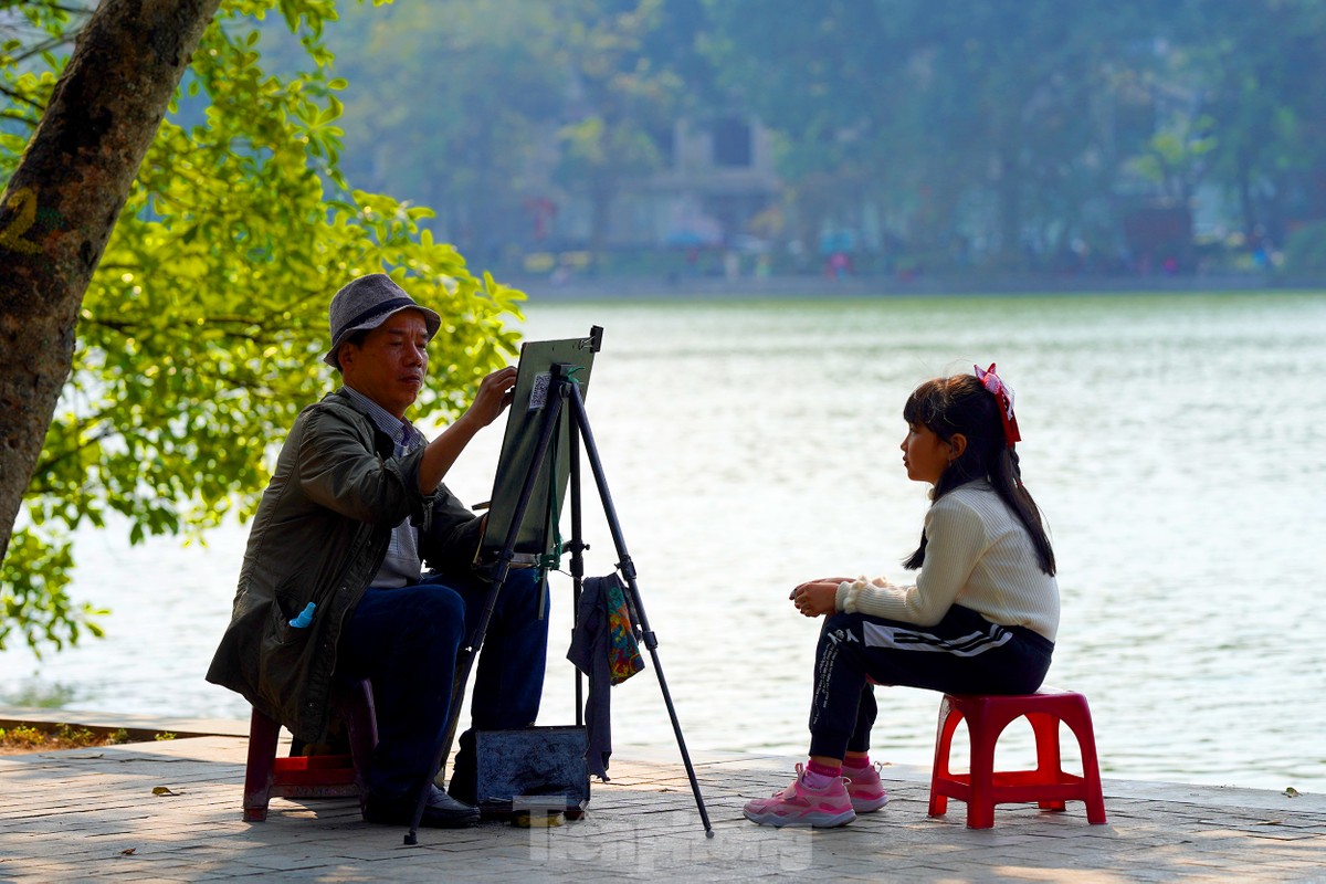 Nắng ấm, hồ Hoàn Kiếm đông nghịt người chiều mùng 3 Tết ảnh 15