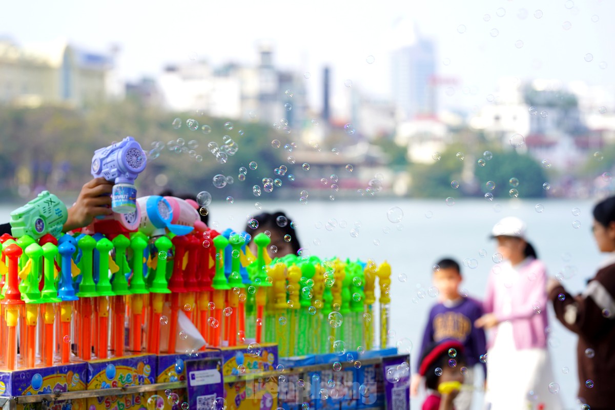 Nắng ấm, hồ Hoàn Kiếm đông nghịt người chiều mùng 3 Tết ảnh 9