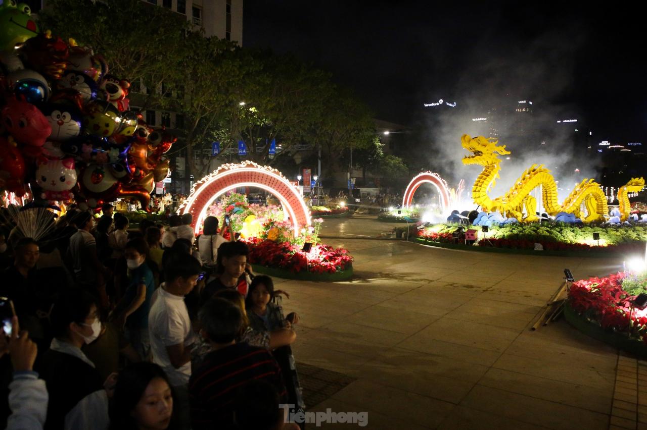 Chen chân xem linh vật rồng Đà Nẵng 'phun nước, phun lửa' ảnh 1