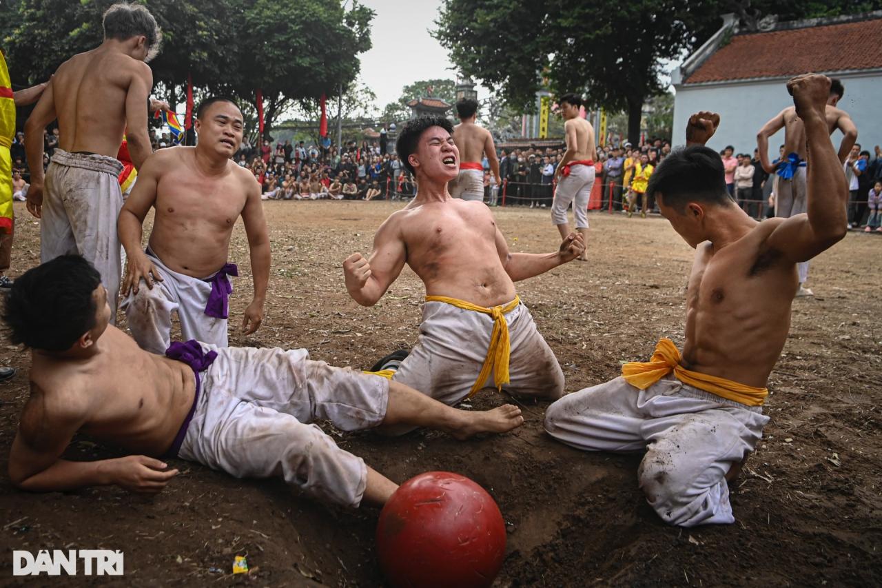 Trai tráng Hà Nội cởi trần, tranh đua quyết liệt quả cầu son 20kg - 11