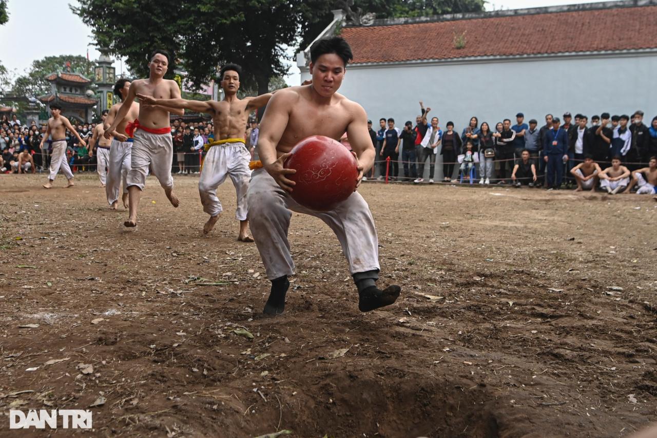 Trai tráng Hà Nội cởi trần, tranh đua quyết liệt quả cầu son 20kg - 9