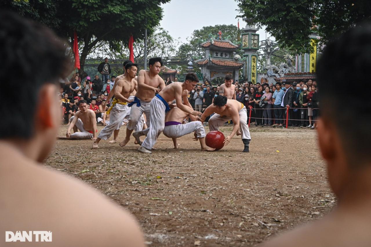 Trai tráng Hà Nội cởi trần, tranh đua quyết liệt quả cầu son 20kg - 5