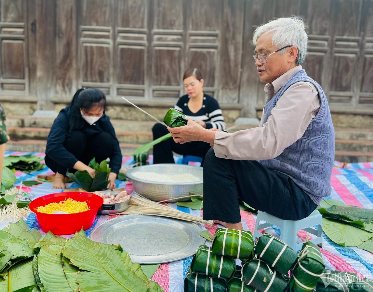 w dong nien phung xa goi banh chung cho nguoi ngheo 34 560.jpg