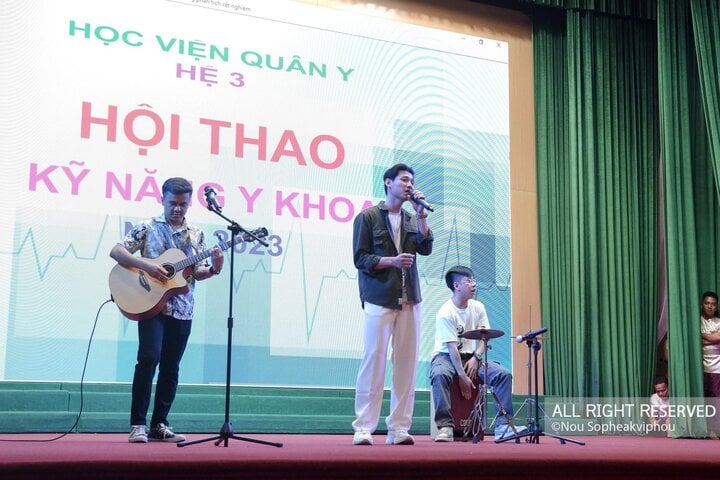 Alex thể hiện tài năng ca hát tại Hội thao kỹ năng Y khoa năm 2023. (Ảnh: NVCC)