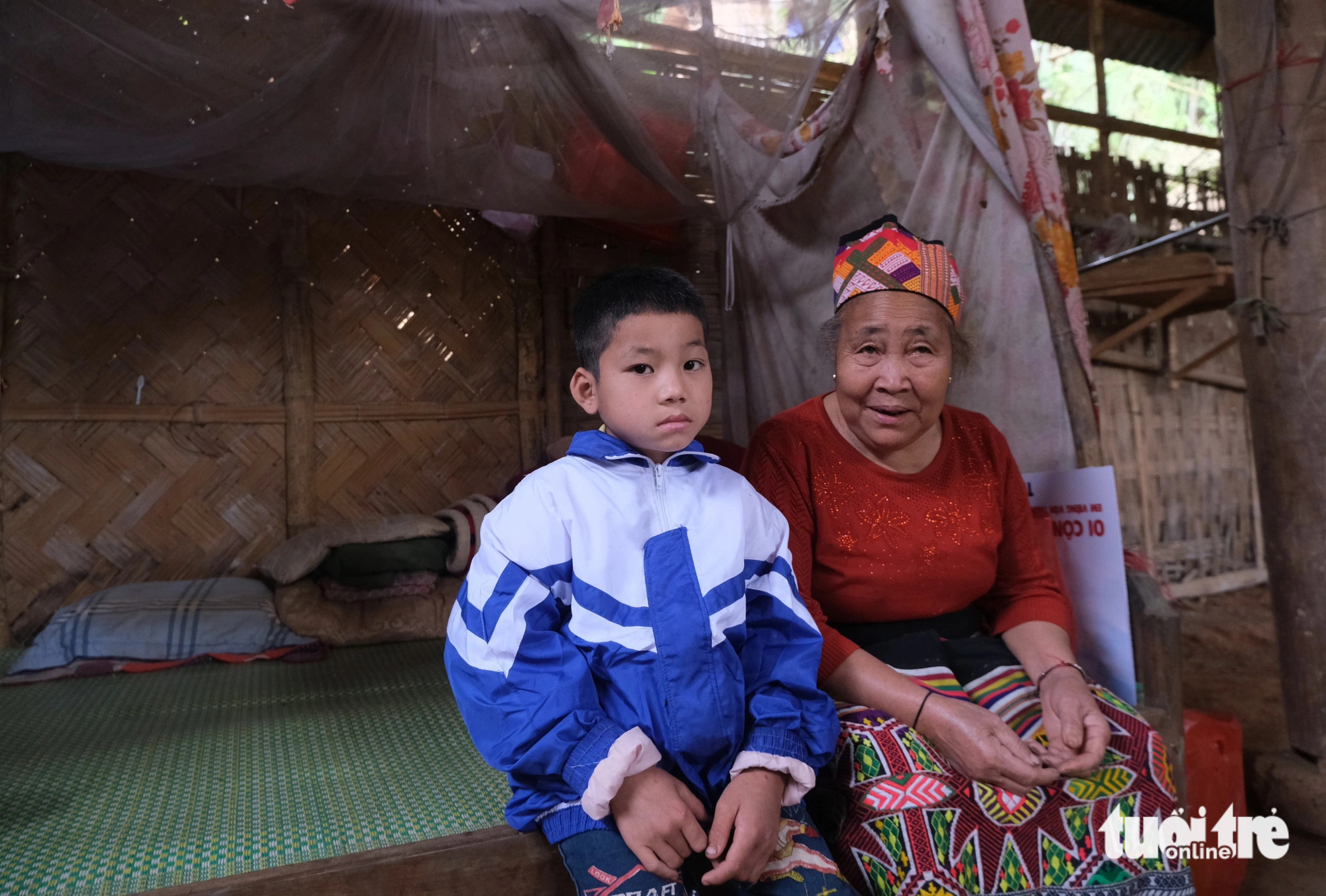 Em Thành cùng bà nội ở trong căn nhà tranh vách nứa xiêu vẹo, vừa được chương trình Tháng ba biên giới khởi công thực hiện Ngôi nhà Hạnh phúc