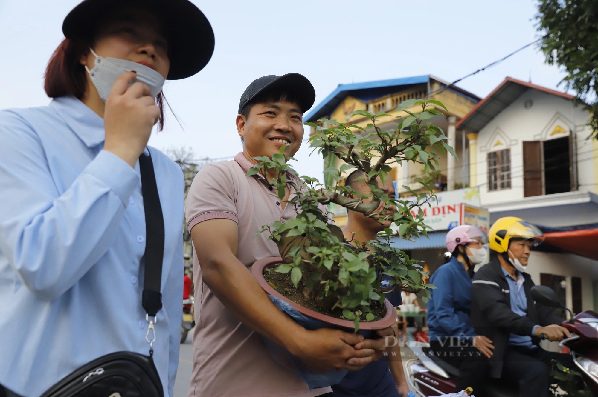 Vạn người đổ về chợ Viềng từ sớm, ngộp thở chen chúc để nhích từng mét vào Phủ Dầy- Ảnh 8.