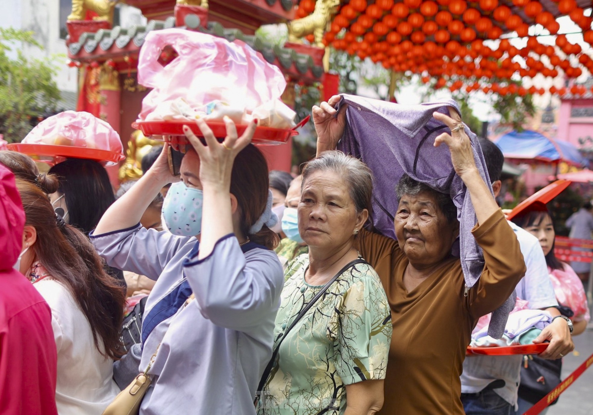 Người dân xếp hàng dài dưới nắng gắt chờ làm lễ chuyển vận dịp rằm tháng Giêng ảnh 2