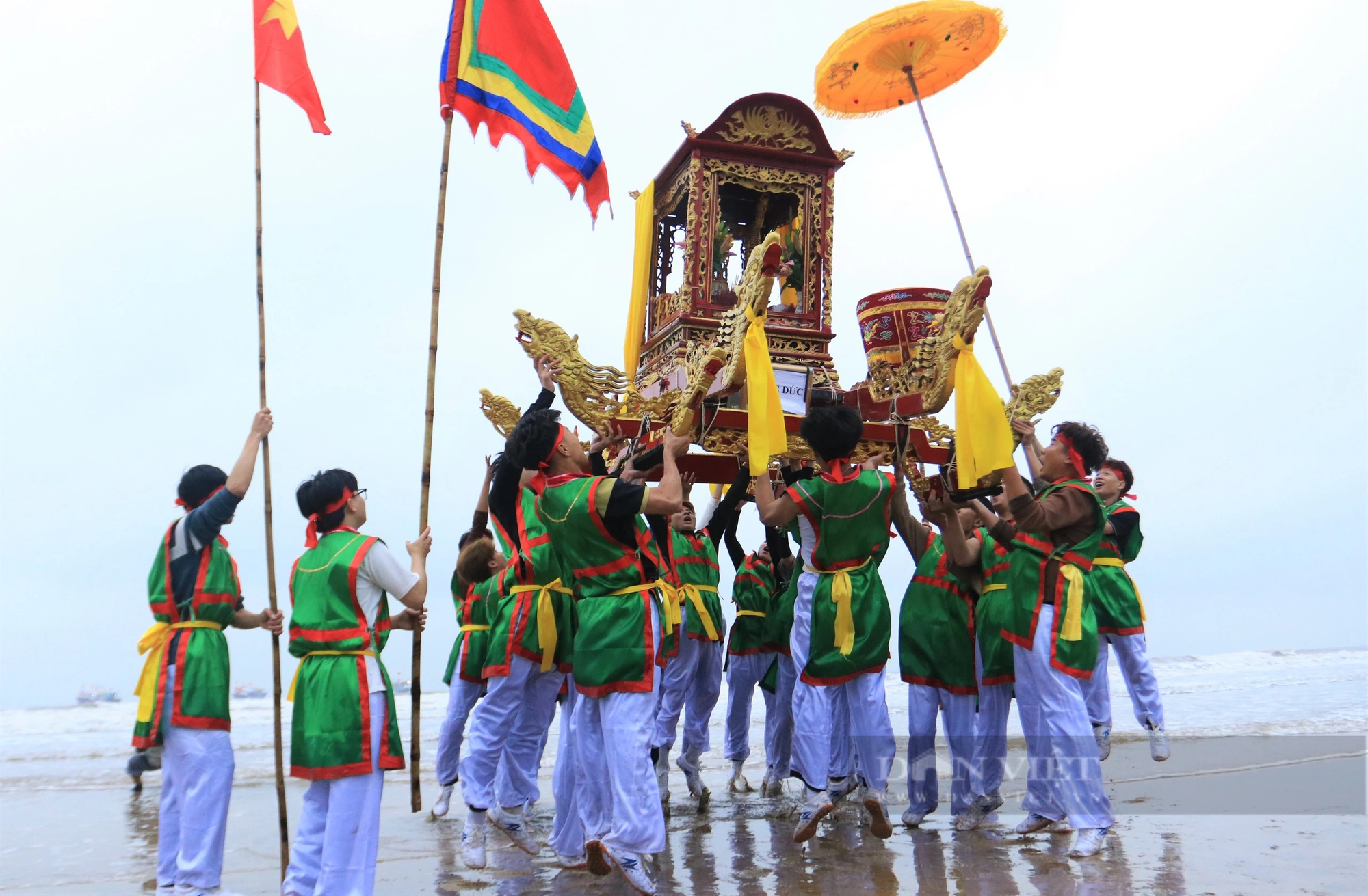 Màn tung kiệu lên không trung có một không hai tại ngôi đền linh thiêng nhất Nghệ An- Ảnh 6.