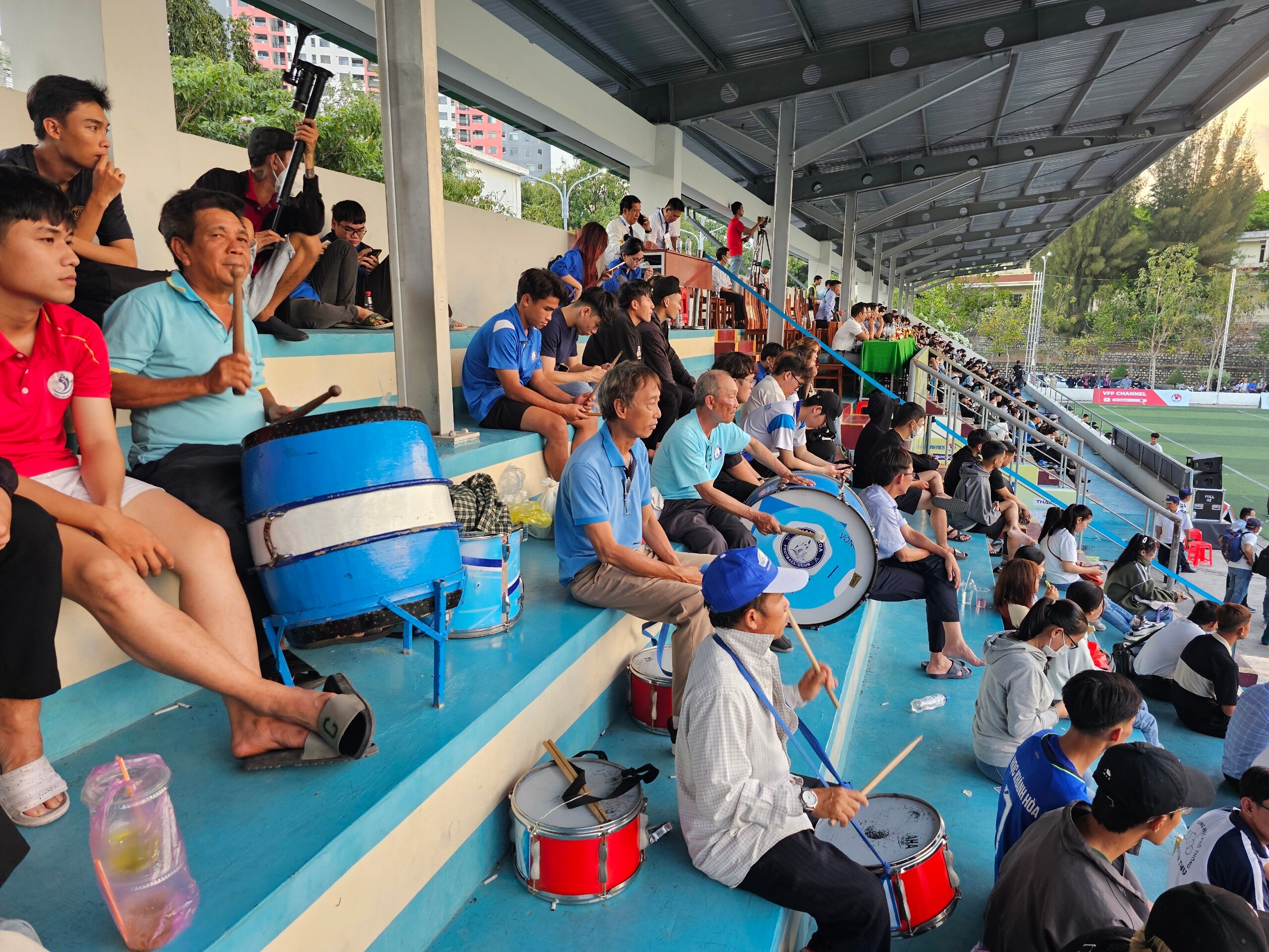 Sân ĐH Nha Trang ken cứng cổ động viên, điều tuyệt vời chưa từng có tiền lệ- Ảnh 7.