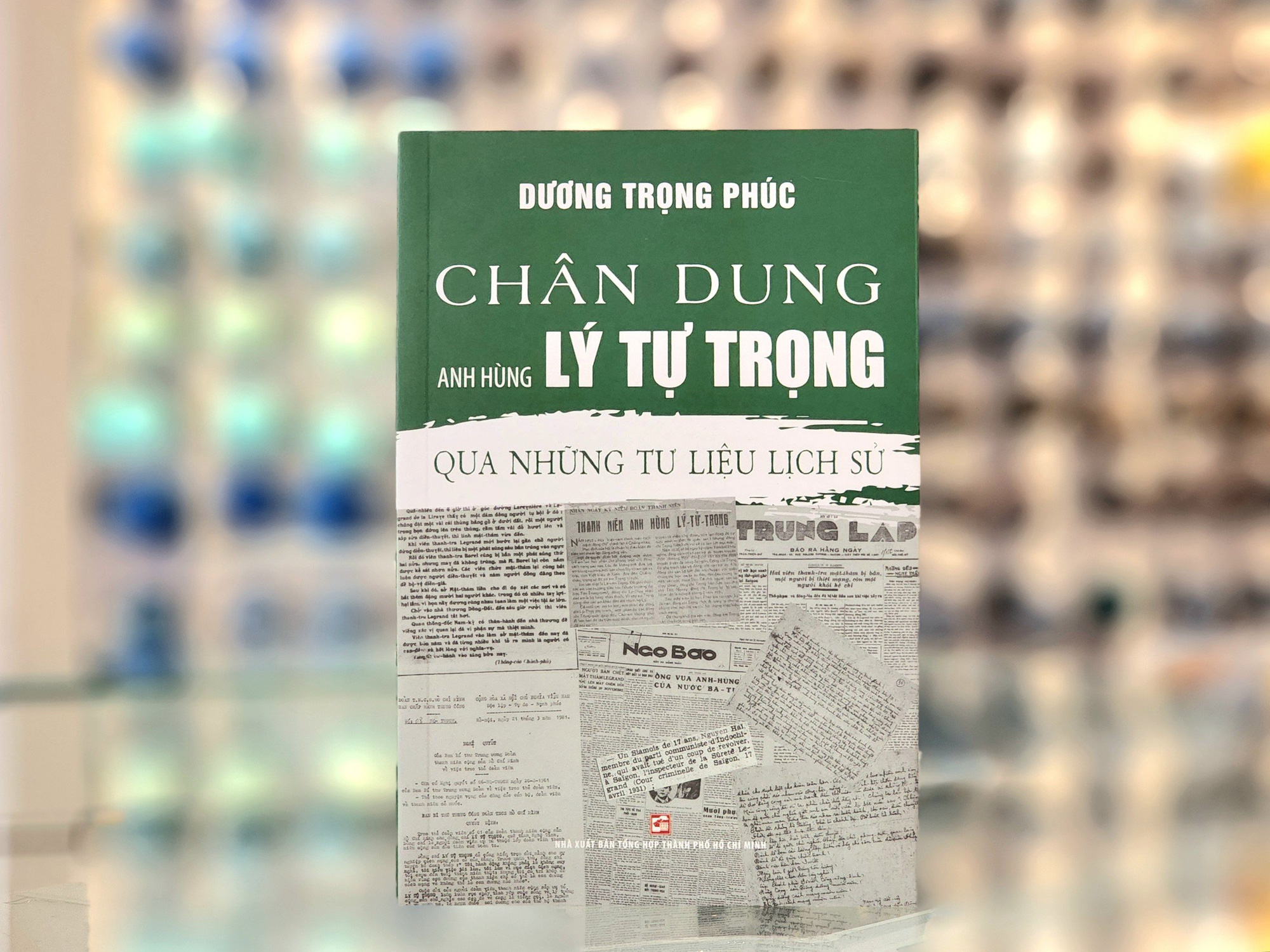 Bìa sách Chân dung anh hùng Lý Tự Trọng qua những tư liệu lịch sử - Ảnh: NXB Tổng Hợp TP.HCM