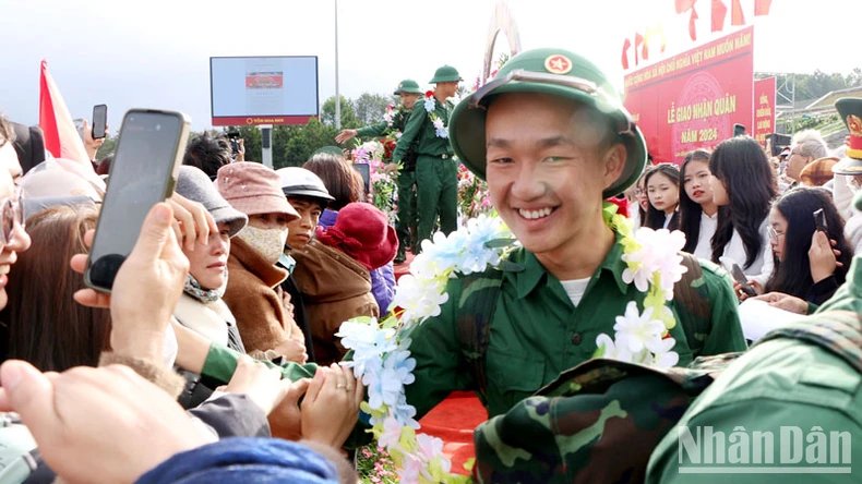 Thanh niên Lâm Đồng nô nức lên đường thực hiện nghĩa vụ thiêng liêng với Tổ quốc ảnh 5