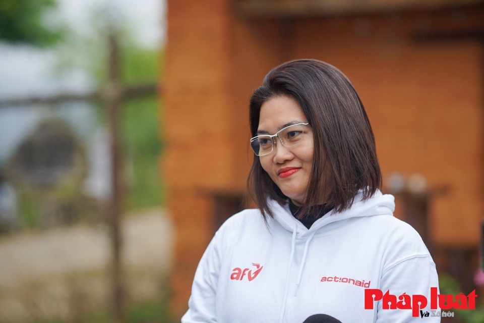 B&agrave; Ho&agrave;ng Phương Thảo, Trưởng Đại diện Tổ chức ActionAid Quốc tế tại Việt Nam, chia sẻ c&aacute;c hiệu quả của m&ocirc; h&igrave;nh cầu chống lũ, đ&egrave;n chiếu s&aacute;ng năng lượng mặt trời tại x&atilde; T&ugrave;ng V&agrave;i đ&atilde; cho kết quả hữu h&igrave;nh. Ảnh: Kh&aacute;nh Huy