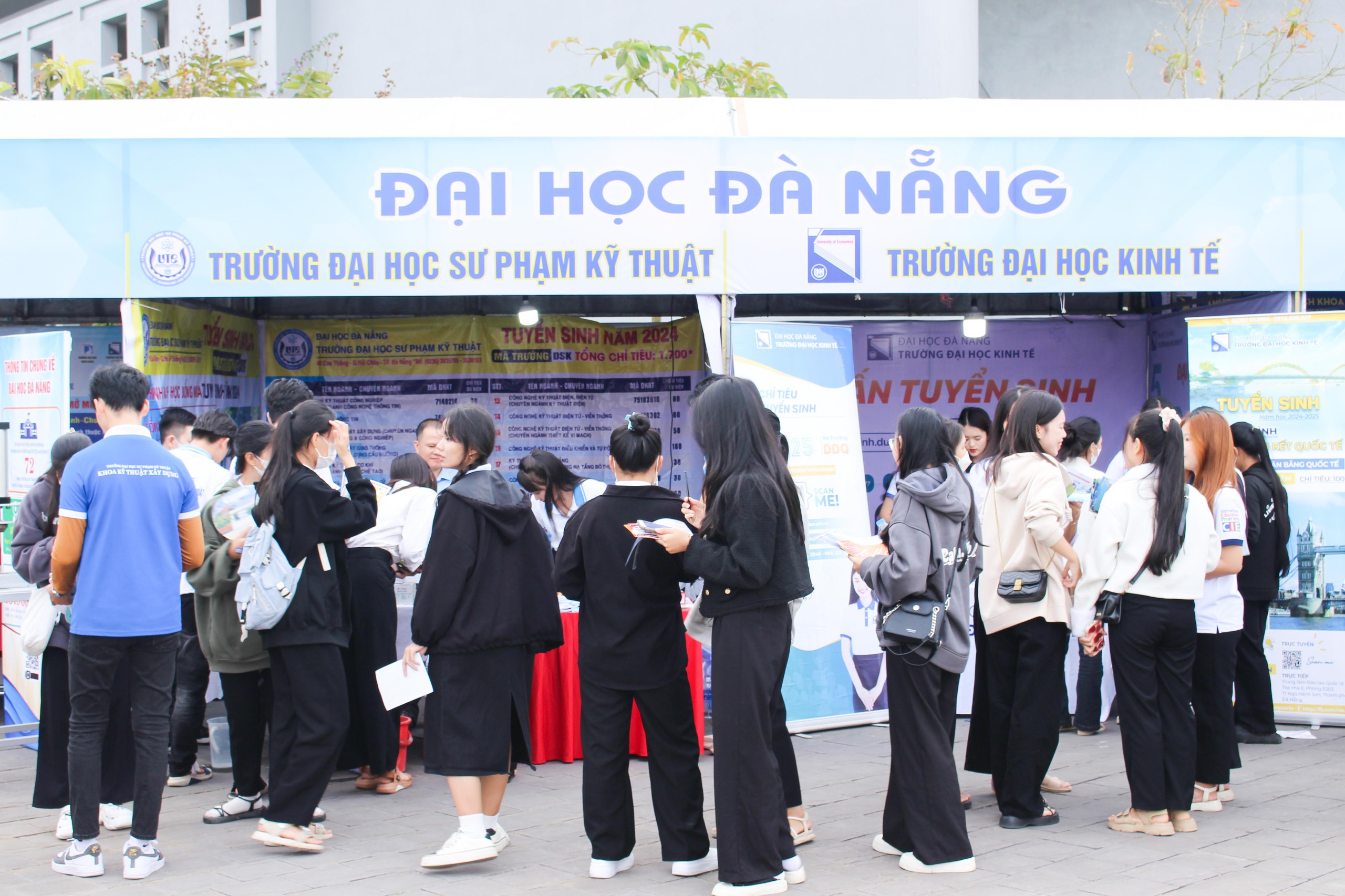 Tư vấn mùa thi: Hơn 2.000 học sinh Quảng Nam thích thú xếp hàng trải nghiệm- Ảnh 4.