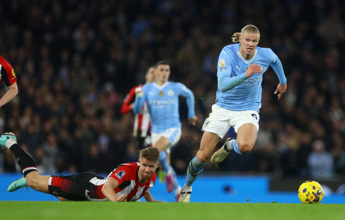 Haaland tăng tốc sau cú trượt chân ngã của Kristoffer Ajer để ghi bàn giúp Man City hạ Brentford 1-0 ở trận đá bù vòng 18 Ngoại hạng Anh trên sân Etihad ngày 20/2. Ảnh: Reuters