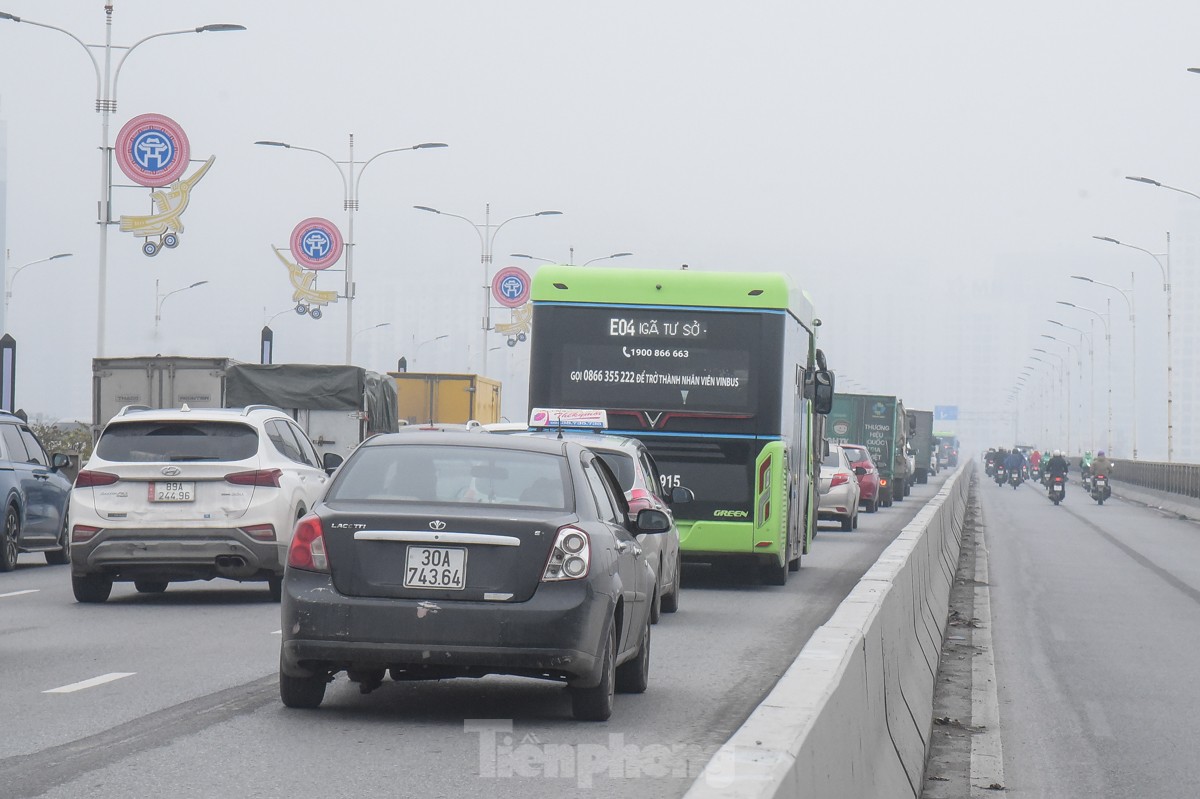 Cầu Vĩnh Tuy ùn tắc từ sáng tới trưa sau tai nạn giữa 2 ô tô ảnh 4