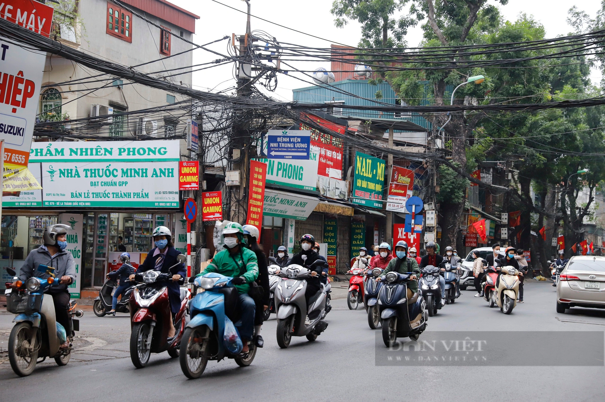 Các phương tiện bon bon lăn bánh trên đường phố Thủ đô trong ngày làm việc đầu tiên sau kỳ nghỉ Tết- Ảnh 3.