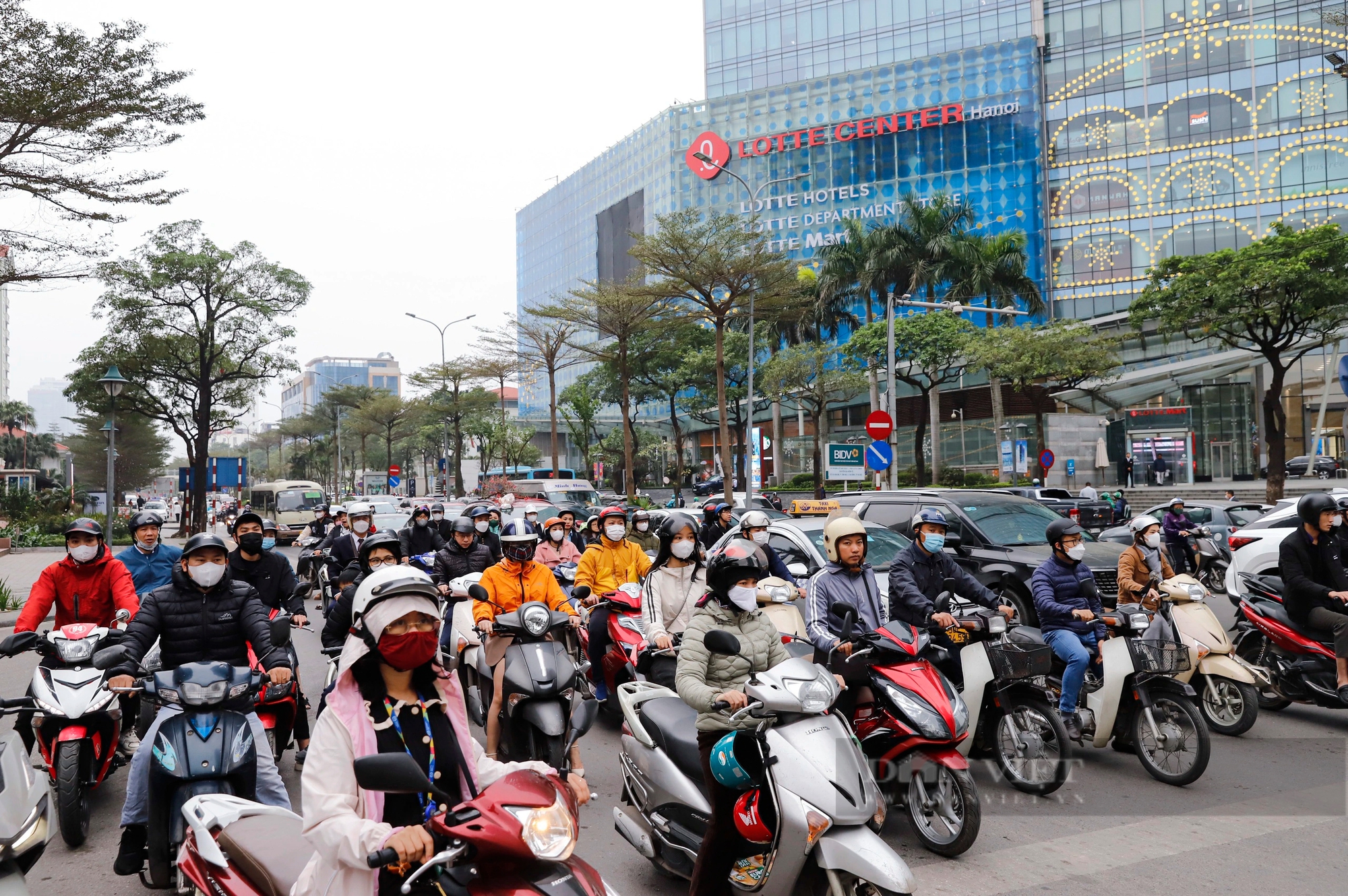 Các phương tiện bon bon lăn bánh trên đường phố Thủ đô trong ngày làm việc đầu tiên sau kỳ nghỉ Tết- Ảnh 4.