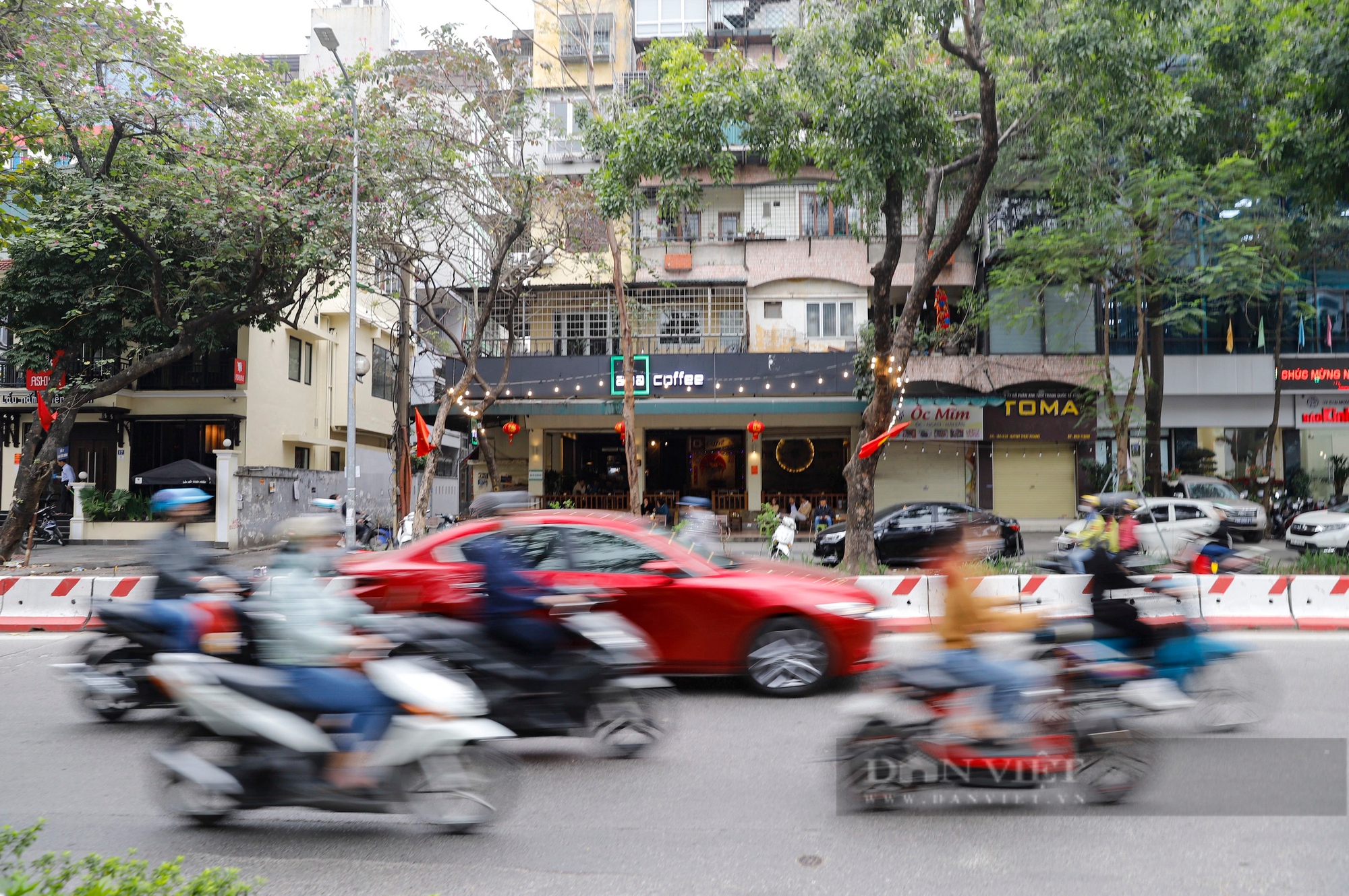 Các phương tiện bon bon lăn bánh trên đường phố Thủ đô trong ngày làm việc đầu tiên sau kỳ nghỉ Tết- Ảnh 9.