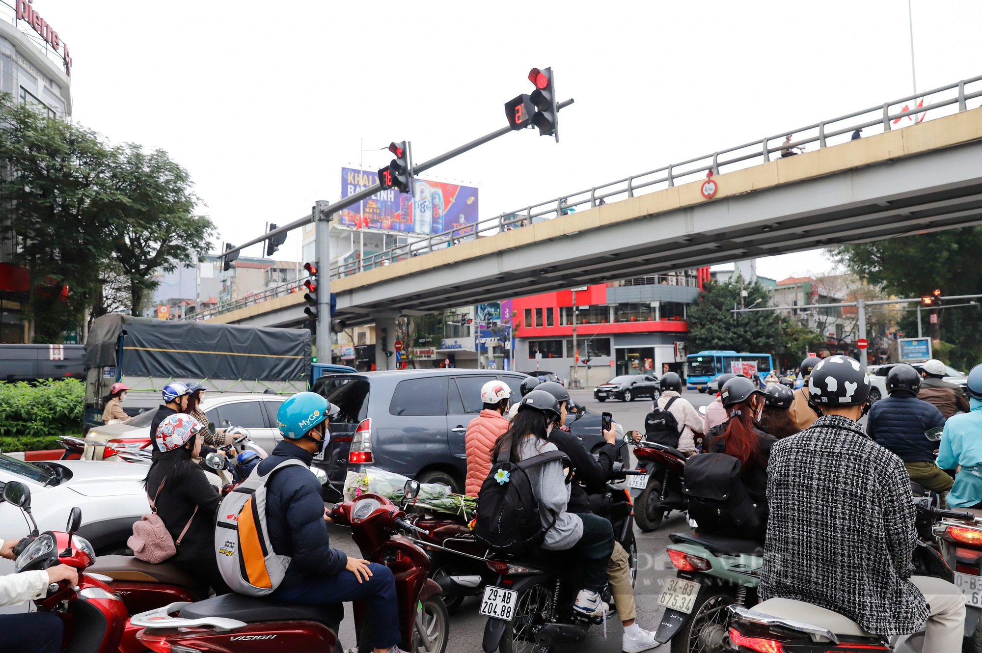 Các phương tiện bon bon lăn bánh trên đường phố Thủ đô trong ngày làm việc đầu tiên sau kỳ nghỉ Tết- Ảnh 10.