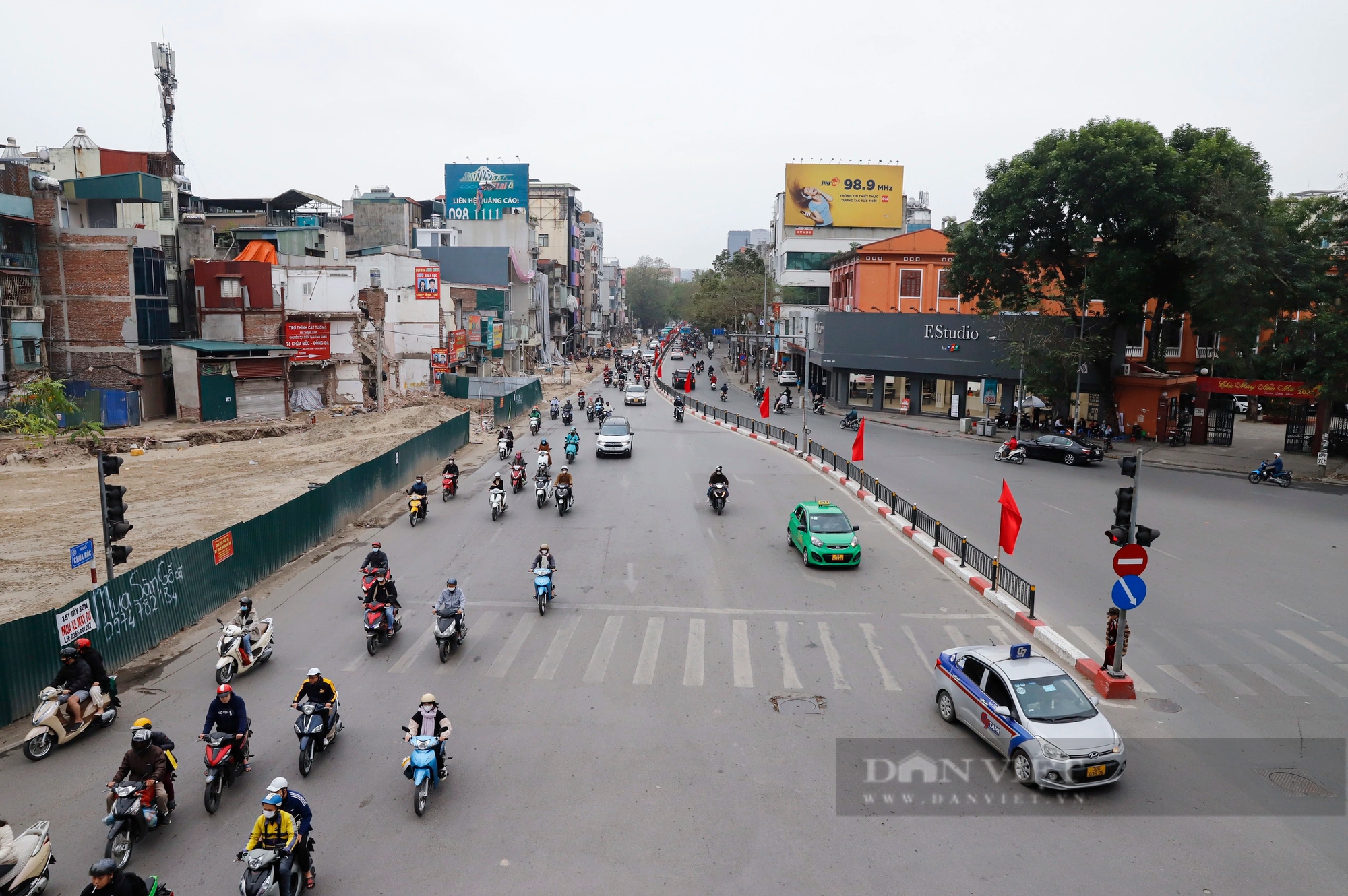 Các phương tiện bon bon lăn bánh trên đường phố Thủ đô trong ngày làm việc đầu tiên sau kỳ nghỉ Tết- Ảnh 11.