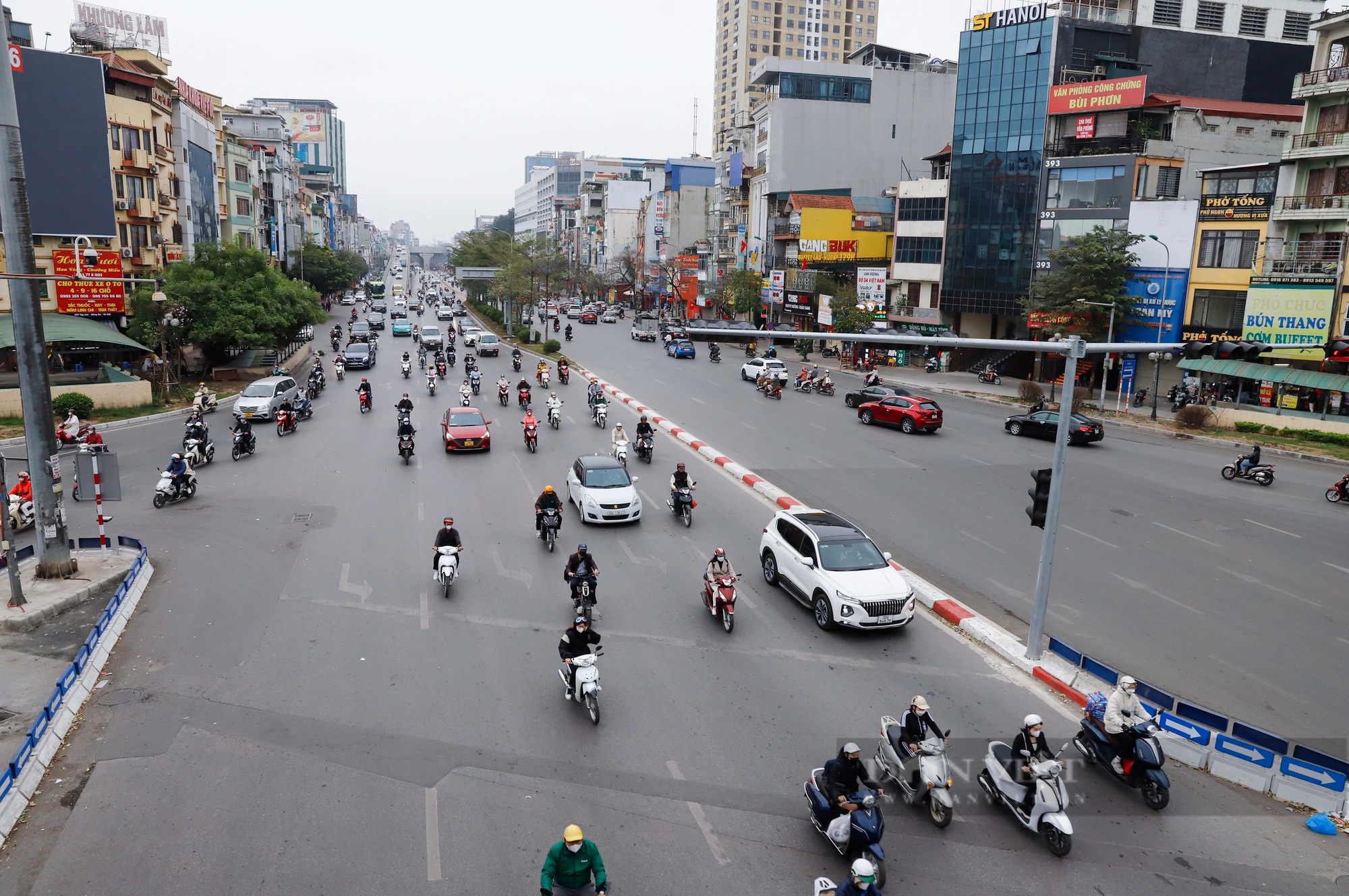 Các phương tiện bon bon lăn bánh trên đường phố Thủ đô trong ngày làm việc đầu tiên sau kỳ nghỉ Tết- Ảnh 12.