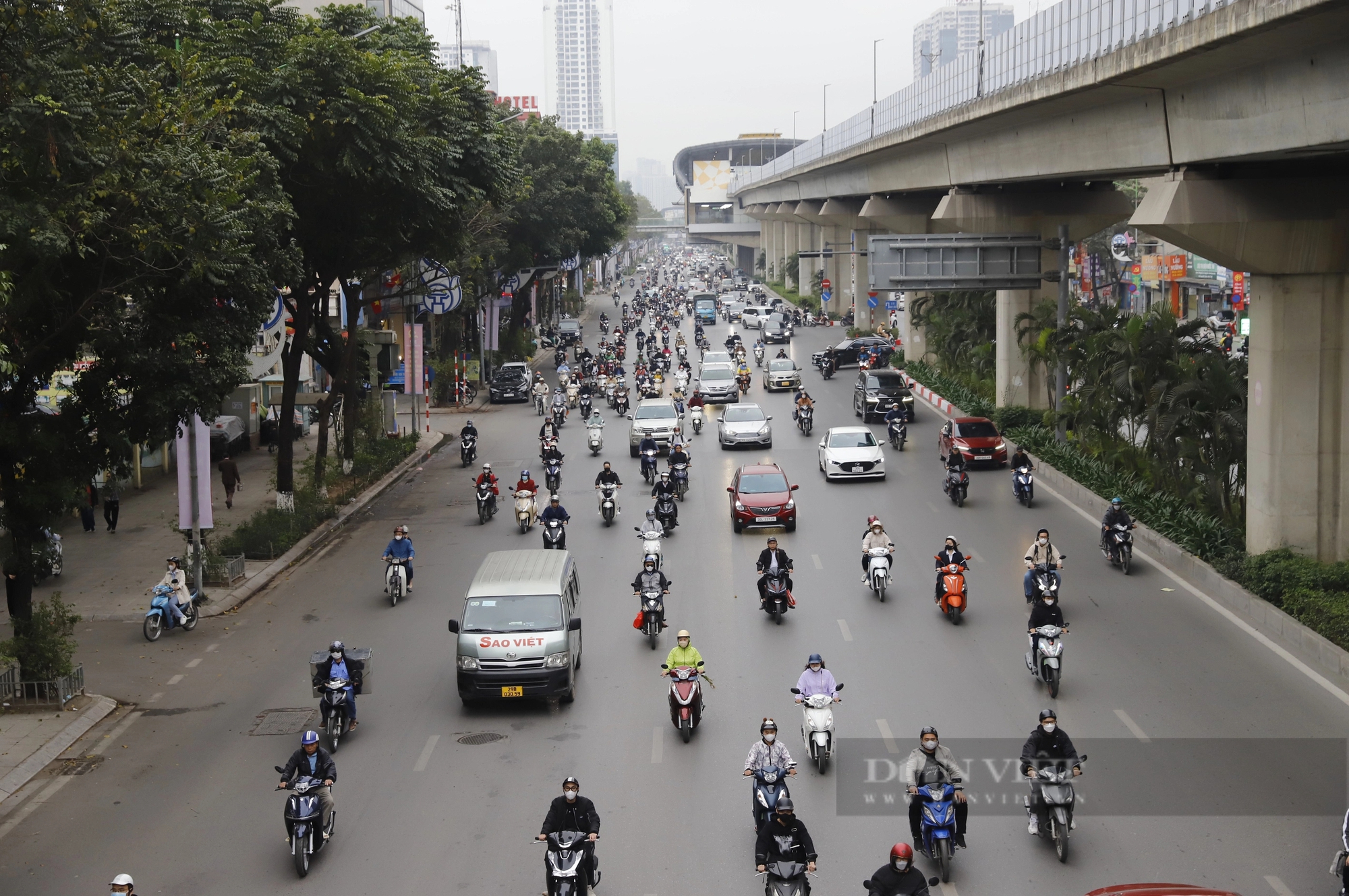 Các phương tiện bon bon lăn bánh trên đường phố Thủ đô trong ngày làm việc đầu tiên sau kỳ nghỉ Tết- Ảnh 13.