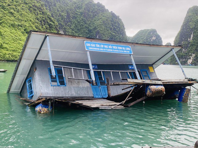 Vì khó khăn về nguồn kinh phí sửa chữa nên một vài hạng mục của làng chài Cửa Vạn đang chìm xuống biển Ảnh: Hoàng Dương