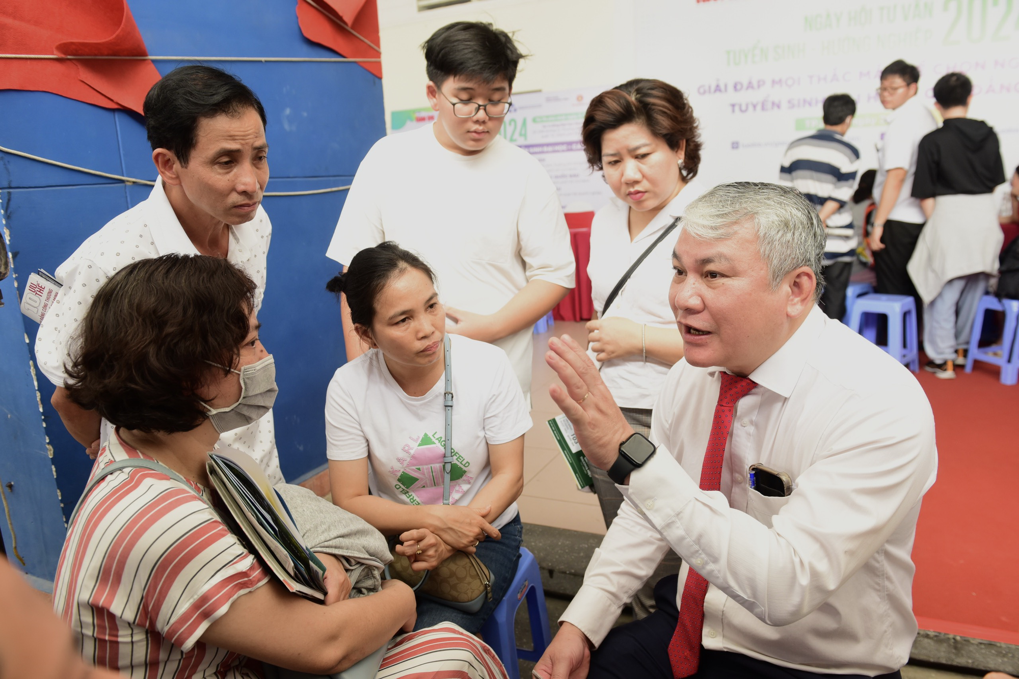 PGS.TS. Bùi Hoài Thắng - Trưởng Phòng đào tạo trường ĐH Bách Khoa tư vấn cho phụ huynh và học sinh - Ảnh: DUYÊN PHAN