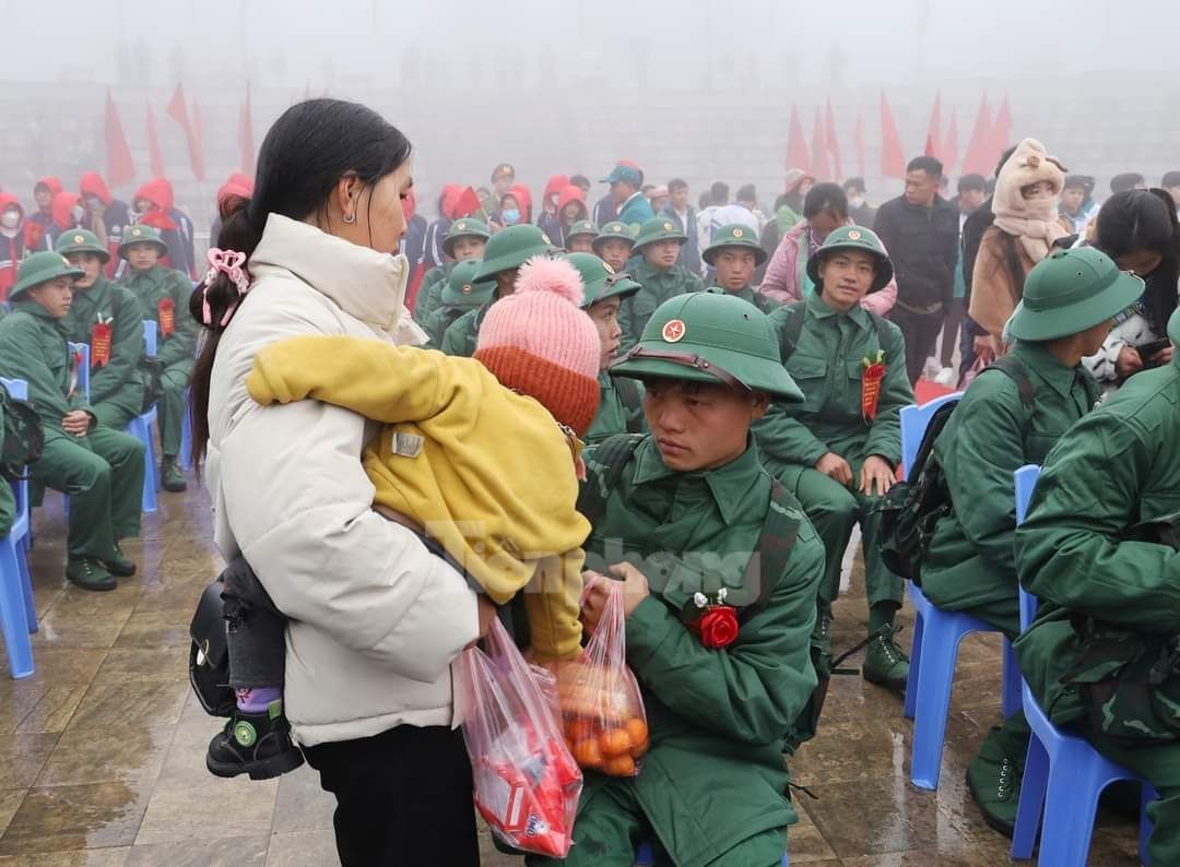 Thanh niên vùng cao Tây Bắc chia tay gia đình lên đường nhập ngũ ảnh 3