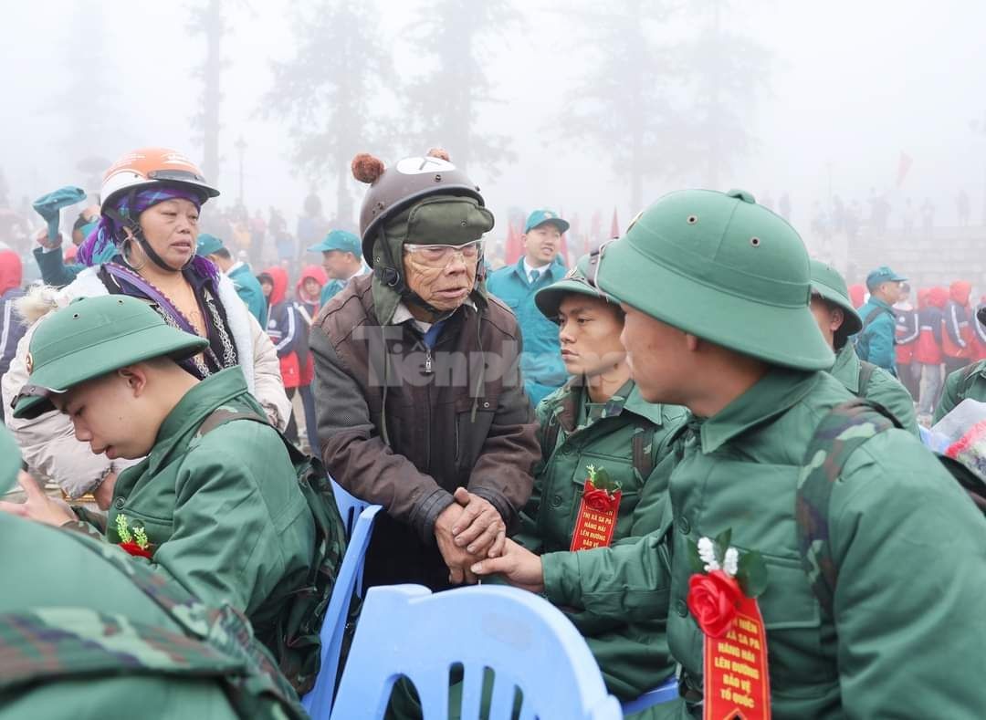 Thanh niên vùng cao Tây Bắc chia tay gia đình lên đường nhập ngũ ảnh 4