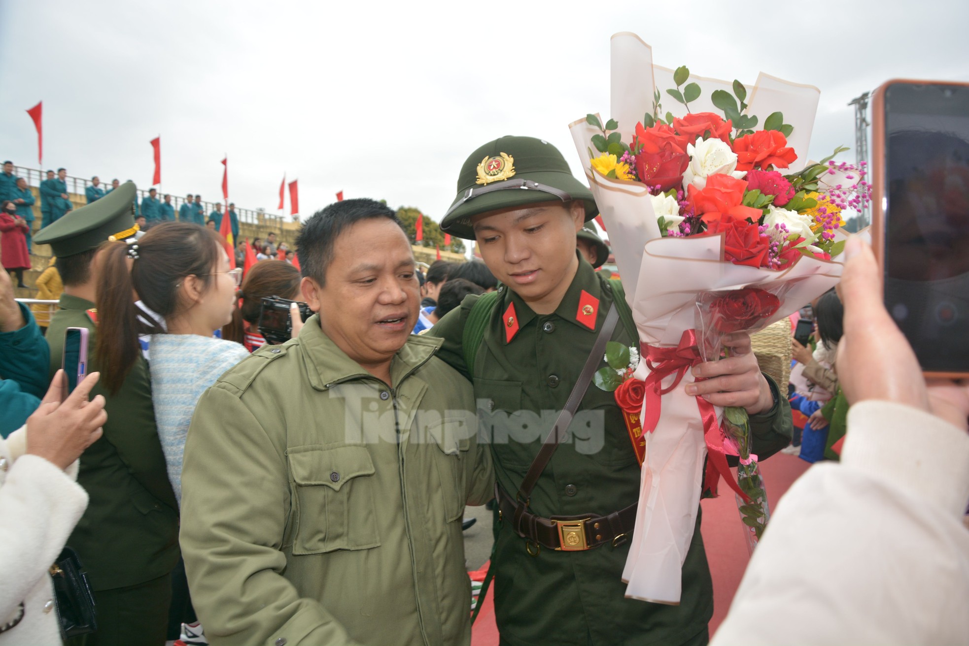 Thanh niên vùng cao Tây Bắc chia tay gia đình lên đường nhập ngũ ảnh 7