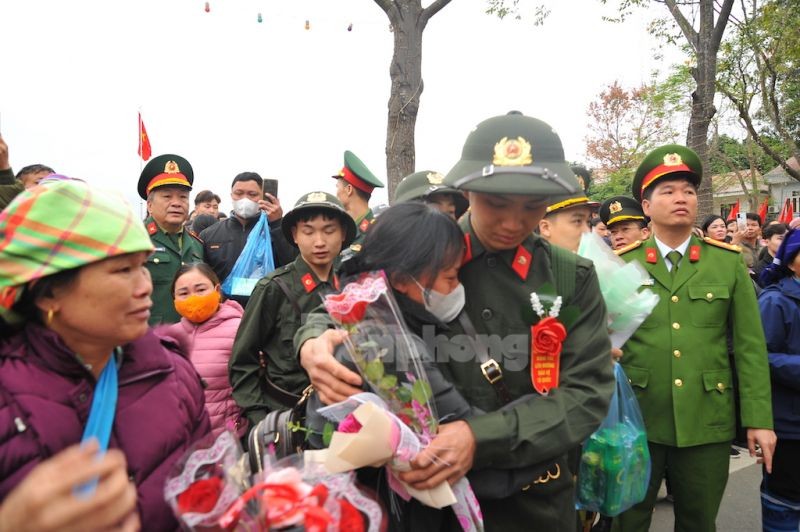 Thanh niên vùng cao Tây Bắc chia tay gia đình lên đường nhập ngũ ảnh 6