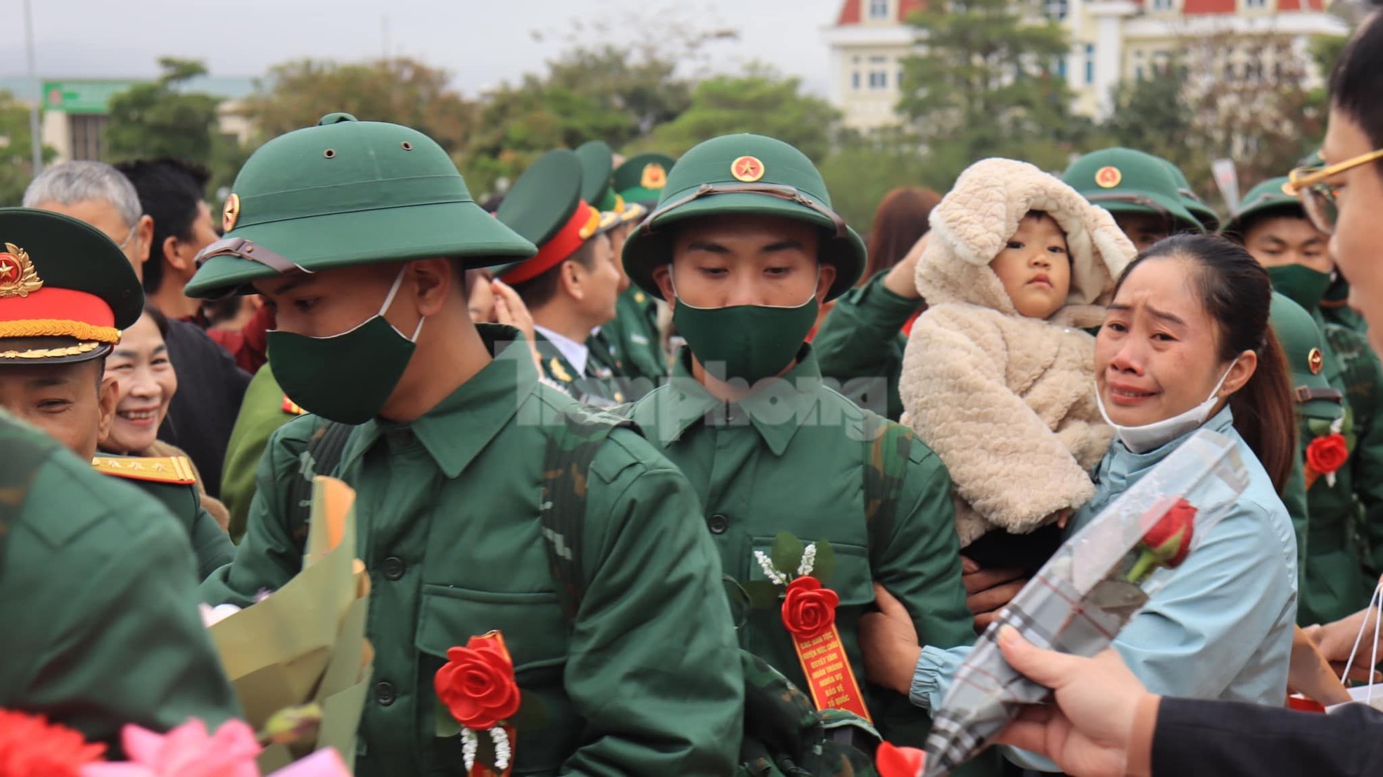 Thanh niên vùng cao Tây Bắc chia tay gia đình lên đường nhập ngũ ảnh 10