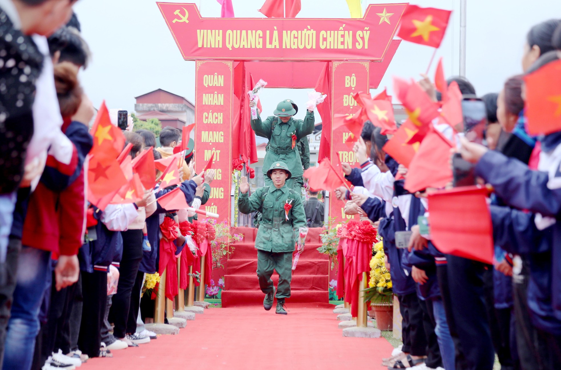 Thanh niên vùng cao Tây Bắc chia tay gia đình lên đường nhập ngũ ảnh 11