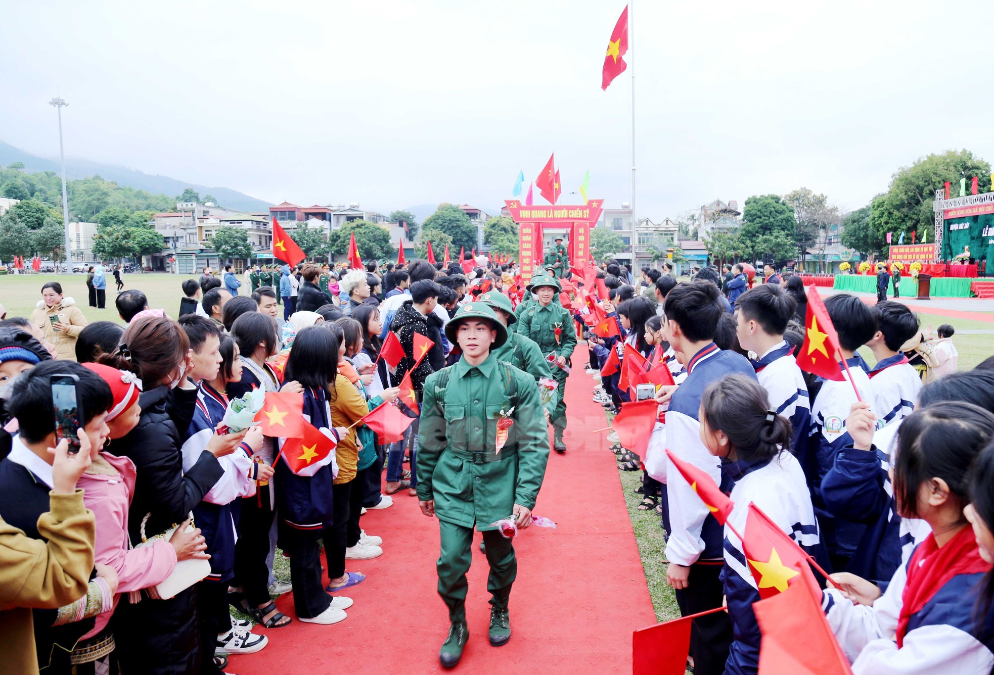 Thanh niên vùng cao Tây Bắc chia tay gia đình lên đường nhập ngũ ảnh 12