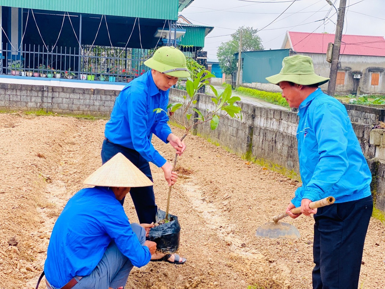 Khởi động Tháng Thanh niên, tuổi trẻ Hà Tĩnh thực hiện nhiều việc ý nghĩa ảnh 5