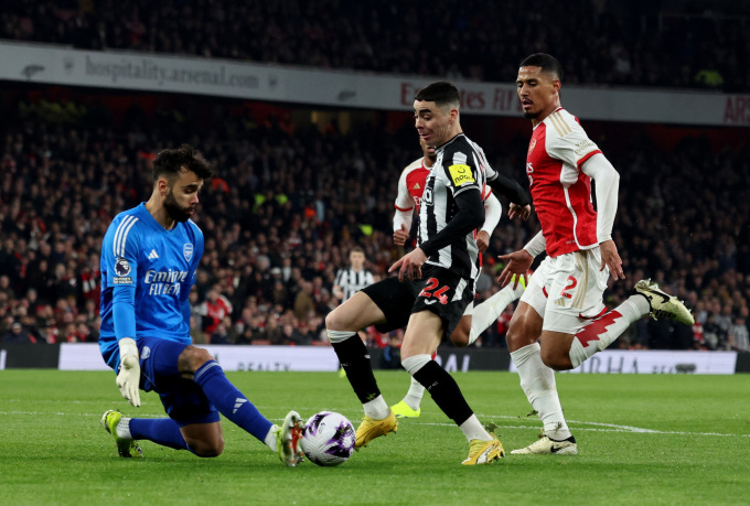 Thủ môn Arsenal David Raya chặn pha tấn công của tiền đạo Miguel Almiron trong trận thắng Newcastle 4-1 tại vòng 26 Ngoại hạng Anh ngày 24/2. Ảnh: Reuters