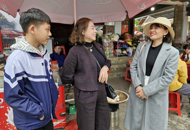 L&atilde;nh đạo Ban Quản l&yacute; Khu du lịch ch&ugrave;a Hương T&iacute;ch kiểm tra c&aacute;c hoạt động kinh doanh dịch vụ, đảm bảo thuận lợi, an to&agrave;n trong m&ugrave;a lễ hội