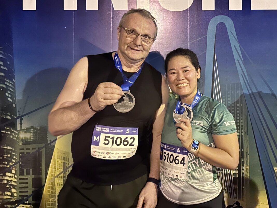 Những runner lớn tuổi lần đầu chạy đêm ở TP HCM