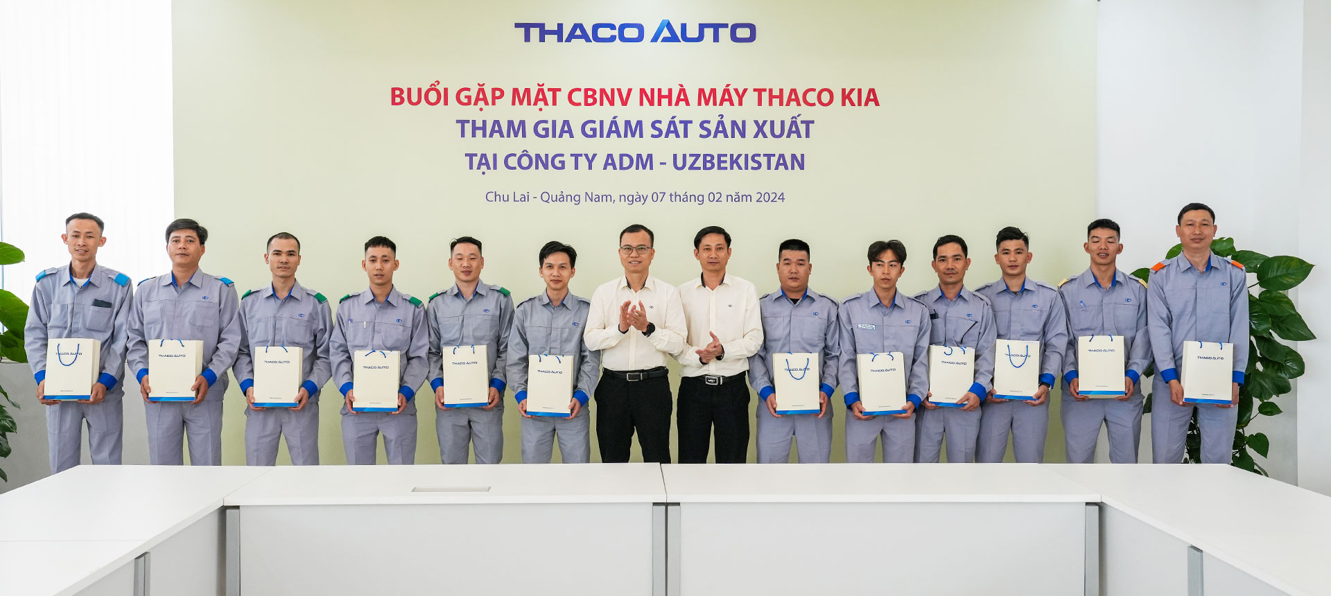 Kỹ sư nhà máy THACO KIA hướng dẫn quy trình bắn keo 