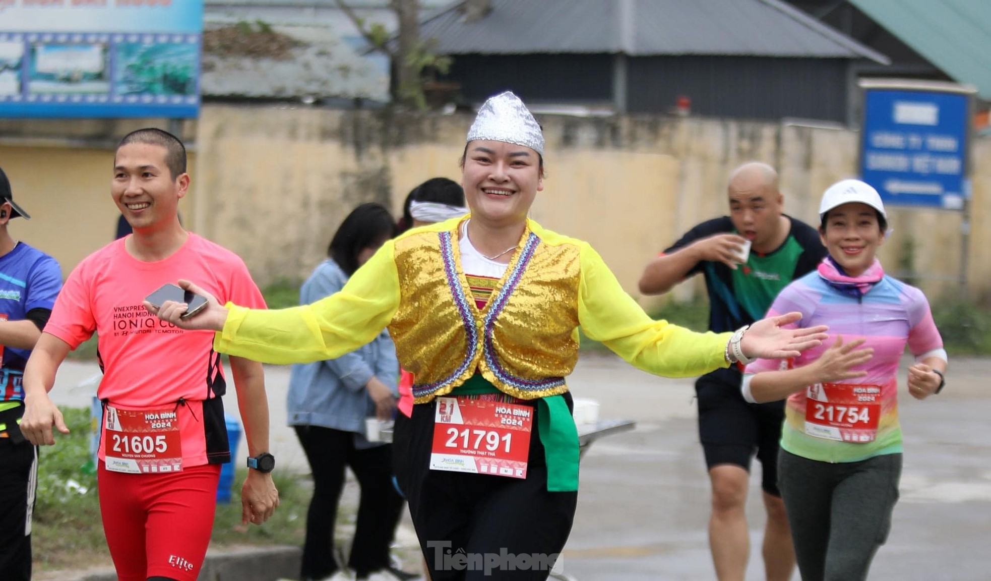 Tỉnh Đoàn Hòa Bình tổ chức thành công giải chạy marathon với hơn 2.000 vận động viên ảnh 8