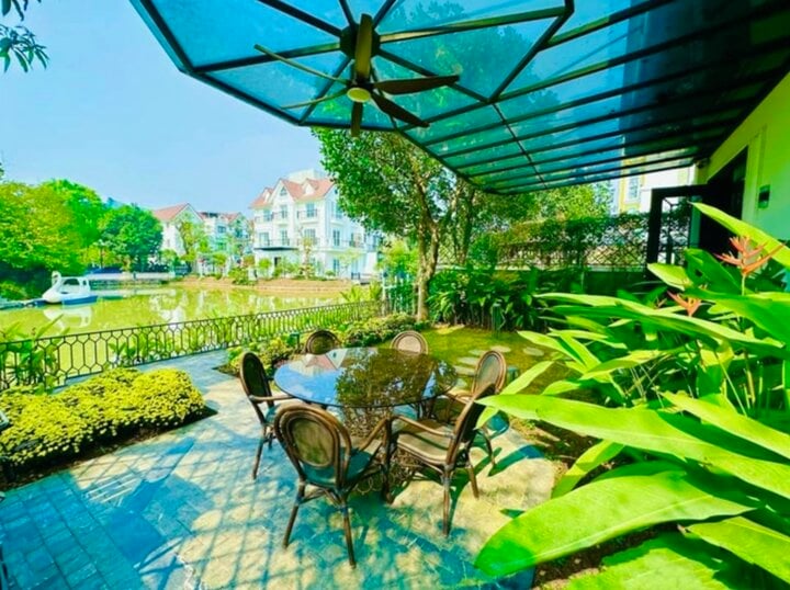 Ngoài căn villa mới tậu tại Phan Thiết, gia đình Lã Thanh Huyền hiện đang sống trong căn biệt thự ven hồ hạng sang tại Hà Nội. Cơ ngơi của nữ diễn viên rộng 450 m2 kèm theo 150 m2 sân vườn nhìn thẳng ra hồ. Vợ chồng cô đã bỏ ra 2 triệu USD (khoảng 48 tỷ đồng) để sở hữu căn biệt thự này.