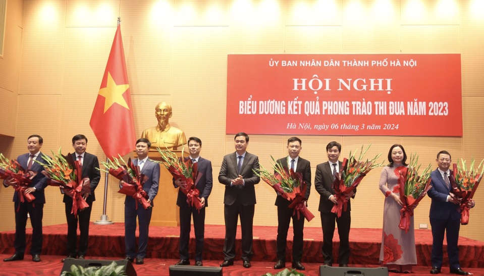 Tổng Bi&ecirc;n tập B&aacute;o Kinh tế &amp; Đ&ocirc; thị Nguyễn Th&agrave;nh Lợi (thứ tư từ phải sang) đại diện tập thể B&aacute;o nhận hoa do Trưởng&nbsp;ban Ban Thi đua - Khen thưởng Trung ương Phạm Huy Giang trao tặng cho c&aacute;c đơn vị&nbsp;được Hội đồng Thi đua Khen thưởng TP đề nghị Thủ tướng Ch&iacute;nh phủ tặng thưởng Cờ thi đua của Ch&iacute;nh phủ &nbsp;