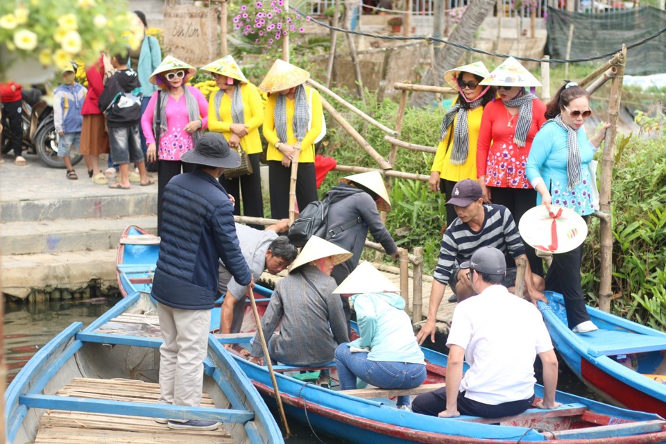 Theo phản &aacute;nh của du kh&aacute;ch, ở điểm du lịch rừng dừa Tịnh Kh&ecirc; c&ograve;n t&igrave;nh trạng ch&egrave;o k&eacute;o v&agrave; dịch vụ chưa đảm bảo an to&agrave;n.