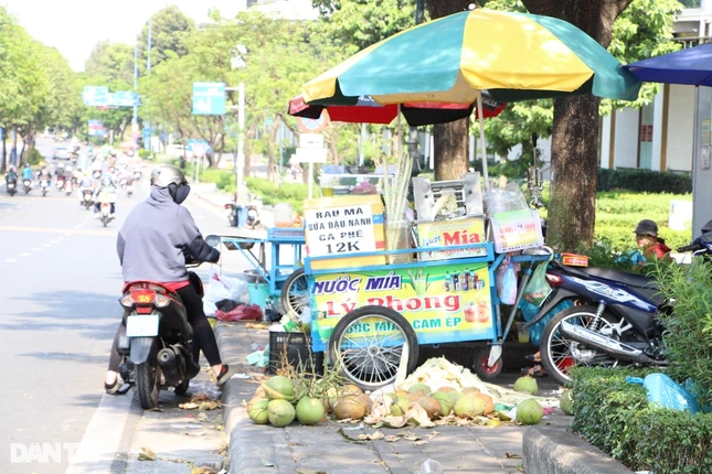 Nghề 'đếm tiền mỏi tay' khi nắng nóng, sẩy chân là mất mạng ảnh 4