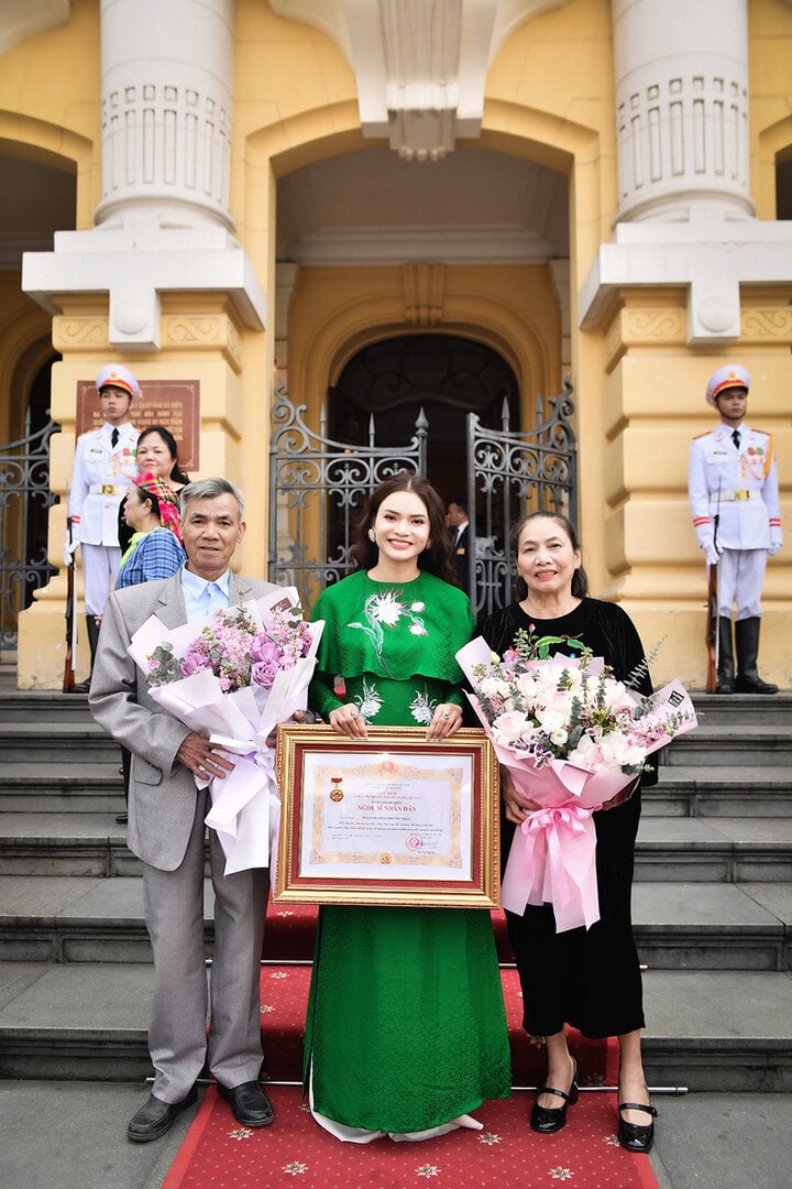 Năm vừa qua, nữ ca sĩ đã hoàn thành mơ ước cùng anh chị em trong gia đình xây tặng cha mẹ ngôi nhà mới khang trang tại Nghệ An. Phạm Phương Thảo hài lòng vì làm được nhiều điều mình mong muốn, việc được phong tặng NSND đã đem đến niềm hạnh phúc trọn vẹn cho cô.