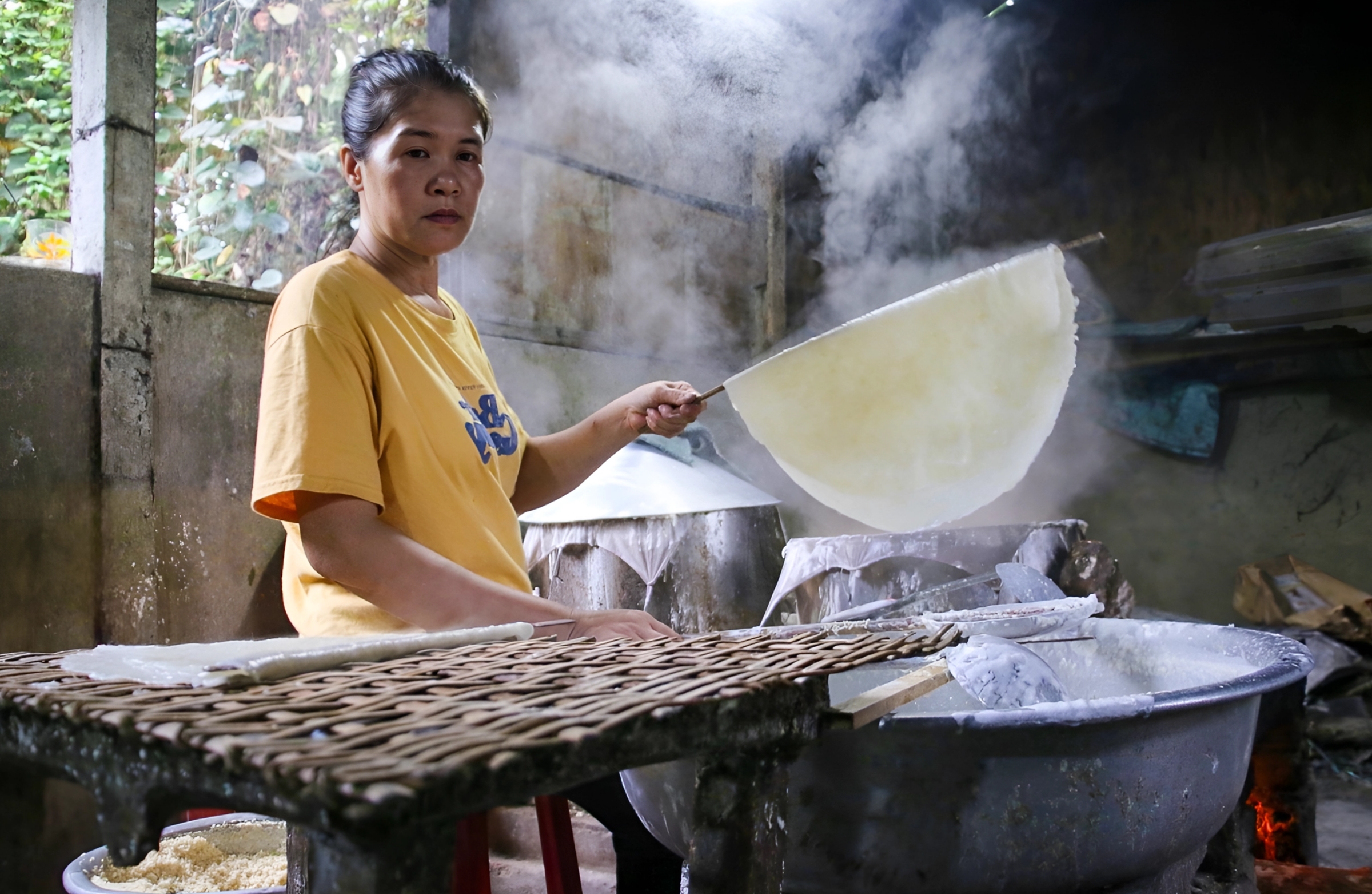 Có gì đặc biệt ở làng nghề bánh tráng Túy Loan vừa được công nhận là di sản văn hoá? - Ảnh 7.